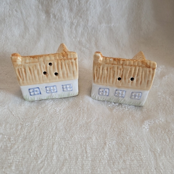 Vintage Farmhouse Minature Salt & Pepper Shakers - Picture 3 of 7